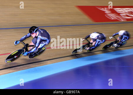 Ross Edgar (indietro), Jason Kenny e Jamie staff (davanti) durante le manche di qualificazione del Team Sprint maschile Foto Stock