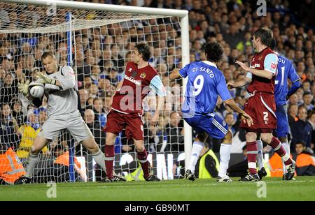 Il portiere di Burnley, Brian Jensen, risparmia da vicino Foto Stock