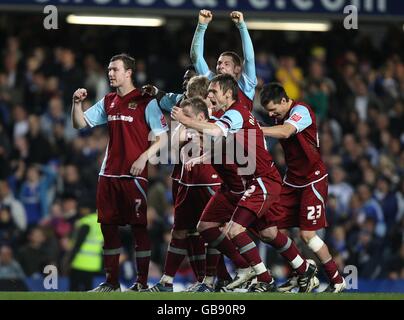 Calcio - Carling Cup - quarto turno - Chelsea v Burnley - Stamford Bridge. I giocatori di Burnley festeggiano la vittoria sulle sanzioni Foto Stock