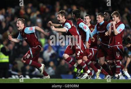 Calcio - Carling Cup - quarto turno - Chelsea v Burnley - Stamford Bridge. I giocatori di Burnley festeggiano la vittoria sulle sanzioni Foto Stock