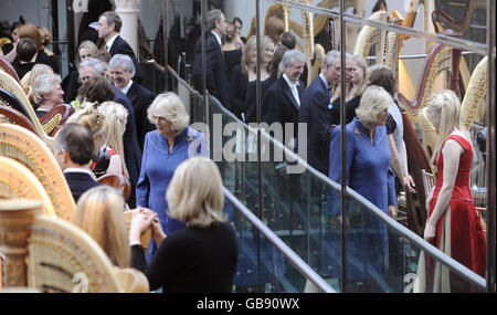 Il Principe di Galles e Camilla, Duchessa di Cornovaglia raro visto riflesso in una finestra come incontrano i giocatori di arpa dopo un concerto alla Royal Opera House nel centro di Londra organizzato dalla Fondazione del Principe per i bambini e le arti Foto Stock