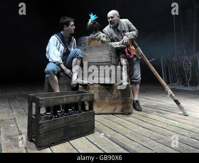 James Atherton come 'Tom Morgan' e Keith Allen come 'Long John Silver' durante una fotocellula per promuovere 'Treasure Island' un nuovo adattamento di scena del classico di Robert Louis Stevenson di Ken Ludwig al Theatre Royal di Londra. Foto Stock