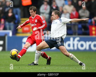 Calcio - Barclays Premier League - Bolton Wanderers / Liverpool - Reebok Stadium. Daniel Agger di Liverpool (l) e Kevin Davies di Bolton Wanderers combattono per la palla Foto Stock