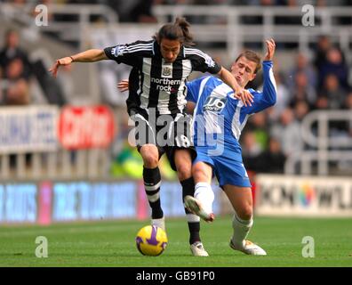 Calcio - Barclays Premier League - Newcastle United / Wigan Athletic - St James' Park. Ryan Taylor di Wigan Athletic e Jonas Gutierrez (a sinistra) del Newcastle United lottano per la palla Foto Stock