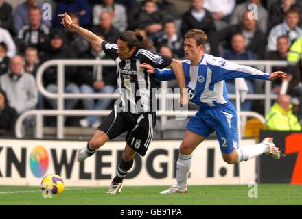 Calcio - Barclays Premier League - Newcastle United / Wigan Athletic - St James' Park. Ryan Taylor di Wigan Athletic e Jonas Gutierrez (a sinistra) del Newcastle United lottano per la palla Foto Stock