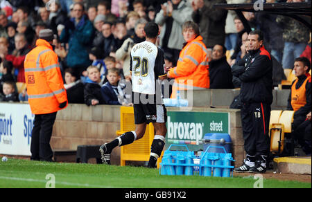 Ross Davidson di Port vale lascia il campo dopo aver ricevuto una carta rossa per una sfida su Karleigh Osborne di Brentford durante la partita della Coca-Cola Football League Two al vale Park, Port vale. Foto Stock