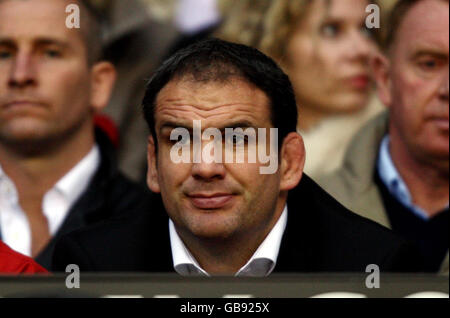 Il manager inglese Martin Johnson guarda dagli stand durante la partita internazionale a Twickenham, Londra. Foto Stock