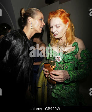 Vivienne Westwood e Eva Herzigova in arrivo per il Chaos Point: Vivienne Westwood Gold Label Collection mostra passerella presso Banqueting House nel centro di Londra. Foto Stock