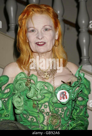 Vivienne Westwood arrivo per il Chaos Point: Spettacolo di passerella Vivienne Westwood Gold Label Collection alla Banqueting House nel centro di Londra. Foto Stock