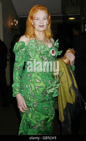 Vivienne Westwood arrivo per il Chaos Point: Spettacolo di passerella Vivienne Westwood Gold Label Collection alla Banqueting House nel centro di Londra. Foto Stock