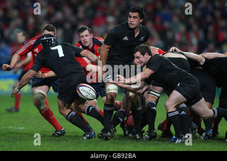 Stephen Donald della Nuova Zelanda (a destra) durante l'amichevole a Thomond Park, Limerick. Foto Stock