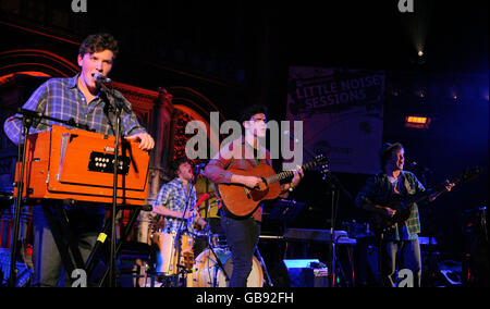 Noah & The Whale suonano le sessioni MENCAP Little Noise presso Union Chapel, Islington, nel centro di Londra. Foto Stock