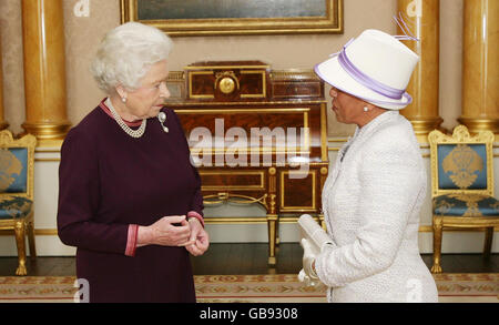 La Regina Elisabetta II riceve Kamela Palma, in occasione della sua nomina a Alto Commissario per il Belize a Buckingham Palace, Londra. Foto Stock