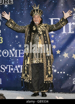 Paul Michael Glaser come Abanazar ad Aladdin, durante il lancio nazionale della prima serie 2008/09 di pantomimi di Family Entertainment, presso il centro O2 nel nord di Londra. Foto Stock