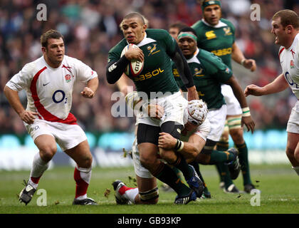 Rugby Union - Investec Challenge Series - Inghilterra / Sudafrica - Twickenham. Il South Africa Bryan Habana è affrontato da James Haskell d'Inghilterra durante la gara Investec Challenge Series a Twickenham, Londra. Foto Stock