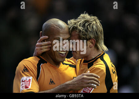 Chris Iwelumo dei lupi (a sinistra) celebra il suo obiettivo con il compagno di squadra Richard Stearman durante la partita del Coca-Cola Football Championship al Molineux, Wolverhampton. Foto Stock