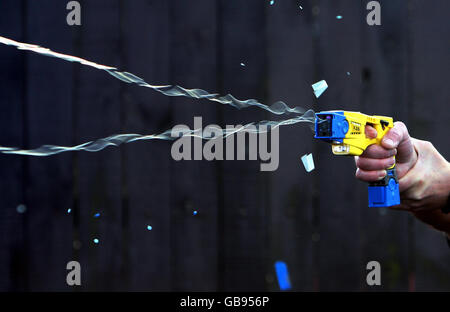 PC Terry Allan dimostra una pistola stordente di Taser durante il AT presso la sede della polizia a Ponteland, Inghilterra. Foto Stock