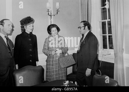 Claudia 'Ladybird' Johnson, centro, ex First Lady of America, e la Contessa di Dartmouth, visita un ex bordello. L'edificio del XVII secolo, un tempo conosciuto come 'il bordello di St James's', è ora gli uffici dell'agenzia pubblicitaria americana, Wells, Rich, Green International Limited, St James's Place. Foto Stock