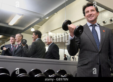 Lord Sebastian Coe (a destra) e il Ministro dello Sport Gregory Campbell all'apertura del nuovo centro sportivo dell'Università di Ulster, a 20 metri. Foto Stock