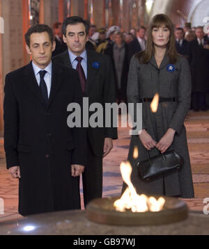 Presidente e Madame Sarkozy nella costruzione della fiamma eterna, al Cimitero militare di Verdun, Francia orientale. Foto Stock