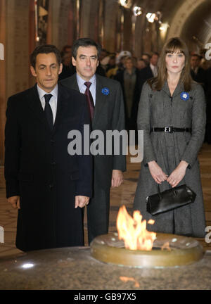 Presidente e Madame Sarkozy nella costruzione della fiamma eterna, al Cimitero militare di Verdun, Francia orientale. Foto Stock