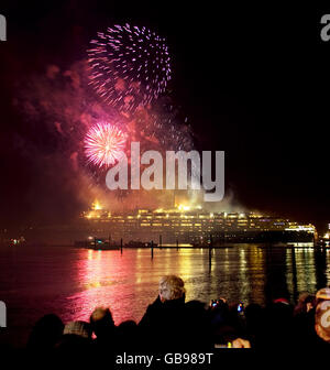 I fuochi d'artificio esplodono nel cielo mentre la nave Cunard da 70,000 tonnellate, la QE2, lascia le banchine di Southampton per l'ultima volta. Foto Stock