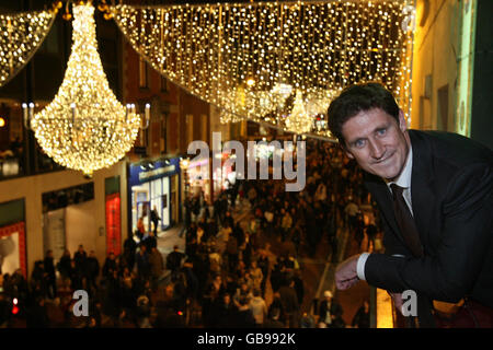 Il ministro irlandese delle Comunicazioni Eamon Ryan accende nuove luci natalizie a bassa energia a Grafton Street, la principale area commerciale di Dublino. Foto Stock