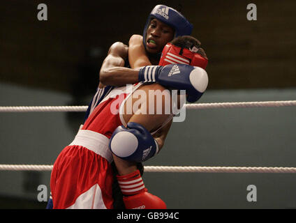 Salomo N'Tuve (blu) svedese e Alexandr Riscan della Moldova durante la semifinale dei Campionati europei di boxe presso la Greenbank Academy di Liverpool. Foto Stock