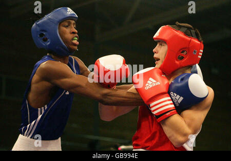 Salomo N'Tuve svedese (a sinistra) e Alexandr Riscan moldova durante la semifinale dei Campionati europei di boxe presso la Greenbank Academy di Liverpool. Foto Stock