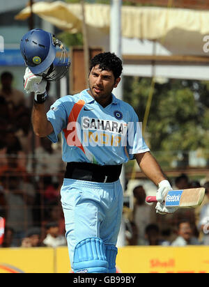 Yuvraj Singh in India festeggia il suo secolo durante il primo giorno internazionale a Madhavrao Scindia Cricket Ground, Rajkot, India. Foto Stock