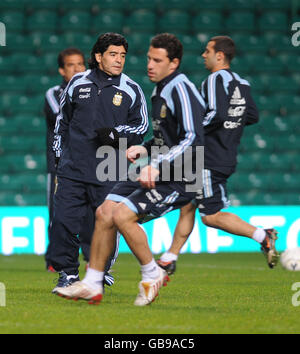 Calcio - sessione di formazione Argentina - Parco Celtico. Il pullman dell'Argentina Diego Maradona durante una sessione di allenamento al Celtic Park di Glasgow. Foto Stock