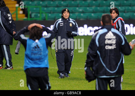 Calcio - sessione di formazione Argentina - Parco Celtico. Il pullman dell'Argentina Diego Maradona durante una sessione di allenamento al Celtic Park di Glasgow. Foto Stock