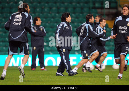 Calcio - sessione di formazione Argentina - Parco Celtico. Il pullman dell'Argentina Diego Maradona durante una sessione di allenamento al Celtic Park di Glasgow. Foto Stock