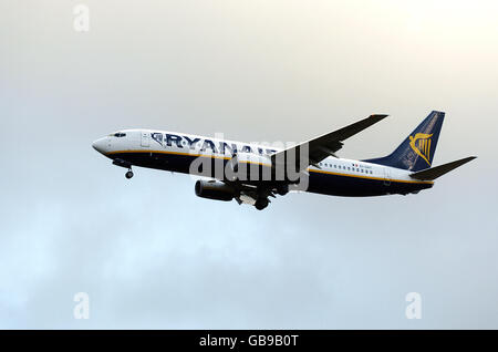 Un aereo Ryanair in avvicinamento all'aeroporto di Stansted. Foto Stock