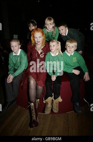 Vivienne Westwood con i bambini della scuola durante la sua Gold Label Collection alla Banqueting House nel centro di Londra. Foto Stock