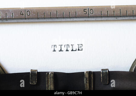 Titolo parola digitata su una vecchia macchina da scrivere Foto Stock