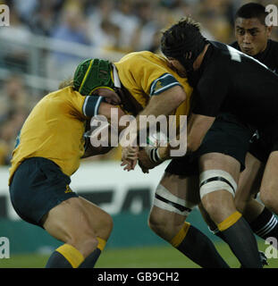 David Lyons dell'Australia corre nel suo compagno di squadra Phil Waugh Come Richie McCaw della Nuova Zelanda affronta da dietro Foto Stock