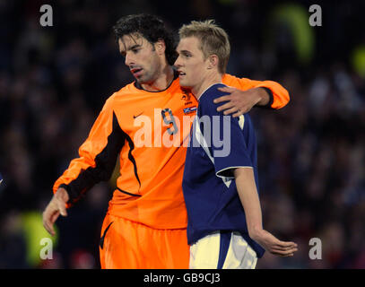 Calcio - Campionati europei 2004 Play-off - prima tappa - Scozia / Olanda. l-r; Holland's Ruud van Nistelrooy si congratula con il suo compagno di squadra del Manchester United, Darren Fletcher della Scozia Foto Stock