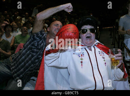 Boxing - Weigh-in - Paulie Malignaggi / Ricky Hatton - MGM Grand Hotel. Un fan vestito come Elvis guarda il peso di Ricky Hatton e Paulie Malignaggi al MGM Grand Hotel a Las Vegas, USA. Foto Stock