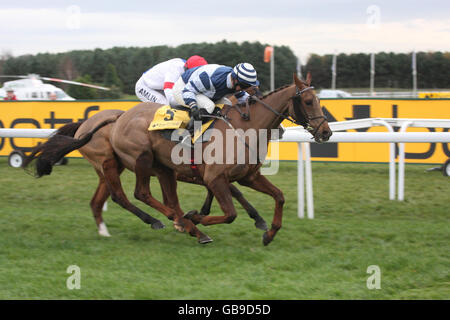 Snoopy Loopy e Jockey Seamus Durack catturano Tamarinbleu al traguardo durante il Northwest Masters Betfair Chase a Haydock Park, Merseyside. Foto Stock