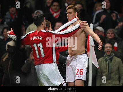 Calcio - UEFA Champions League - Gruppo G - Arsenal v Dynamo Kiev - Emirates Stadium. Nicklas Bendtner (a destra) dell'Arsenal festeggia dopo aver segnato il primo goal del gioco, con il compagno di squadra Robin Van Persie. Foto Stock