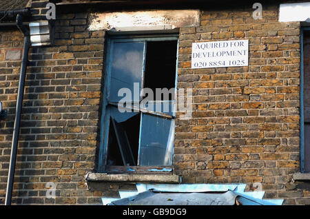 Deposito urbano di decadimento: Una casa a schiera a bordo, a Stratford, Londra orientale, sul bordo dell'area di sviluppo olimpico 2012. Foto Stock