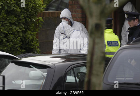 Gardai rimuove un corpo da una casa ad Ashcroft Grove, Blakestown, Dublino nord-occidentale, dove un uomo è stato ucciso nel soggiorno al piano inferiore. Foto Stock