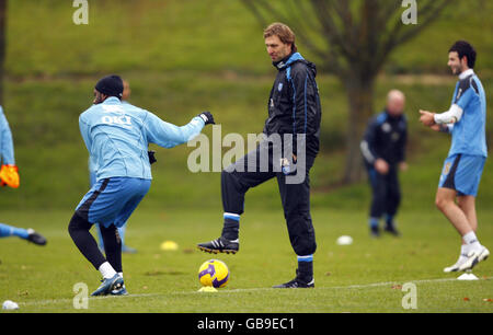 Il manager di Portsmouth Tony Adams durante una sessione di allenamento presso il loro campo di allenamento a Eastleigh. Foto Stock