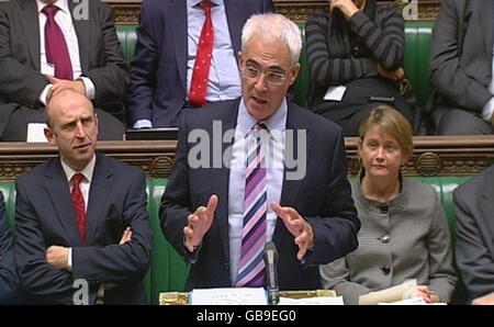 Il Cancelliere Alistair Darling interviene durante un dibattito pre-bilancio alla Camera dei Comuni, Londra. Foto Stock