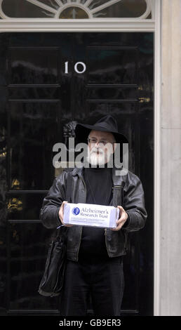 Il romanziere Terry Pratchett consegna una petizione in 10 Downing Street, Londra, mentre chiede più finanziamenti del governo per la ricerca sulla demenza. Foto Stock