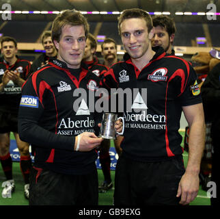 Phil Godman di Edimburgo viene premiato dal capitano Mike Blair (a destra) dopo aver giocato un centinaio di partite per il club che ha conquistato la vittoria della propria squadra nel 32-16 sugli Ospreys nella partita della Magners League a Murrayfield, Edimburgo. Foto Stock