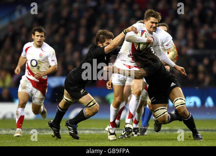 Il Toby Flood (a destra, al centro) in Inghilterra è affrontato da Richie McCaw (a sinistra) e Rodney so'Oialo, in occasione della partita della Investec Challenge Series al Twickenham, Londra. Foto Stock