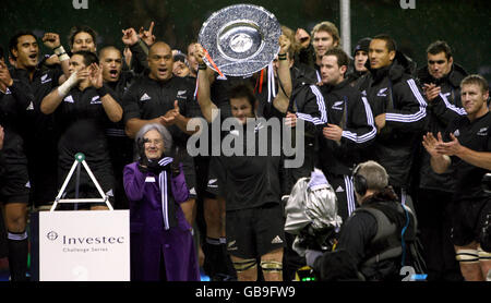 Il capitano neozelandese Richie McCaw viene presentato con l'Hilary Shield di Lady Hilary dopo la vittoria nella serie Investec Challenge al Twickenham, Londra. Foto Stock