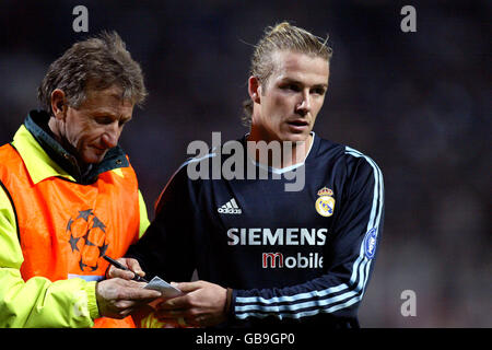 Calcio - UEFA Champions League - Gruppo F - Olympique Marseille / Real Madrid. David Beckham di Real Madrid firma rapidamente un autografo mentre lascia il campo alla fine del gioco Foto Stock